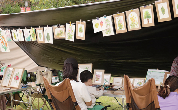 ▲ 강북 캠퍼스 피크닉 부스에서 주민이 식물 그림 체험을 하고 있다.